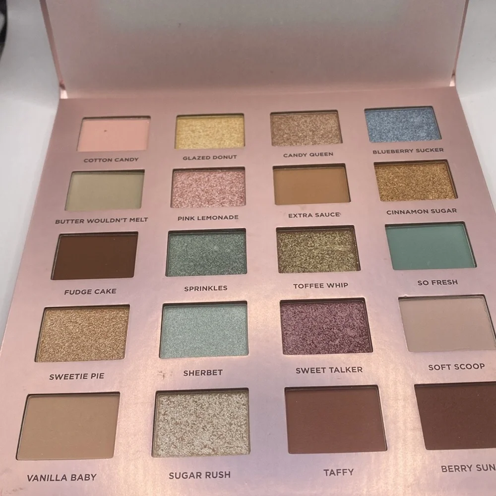 Iconic London Treat Yourself Eyeshadow Palette Shimmer Neutral Matte 20 shades
